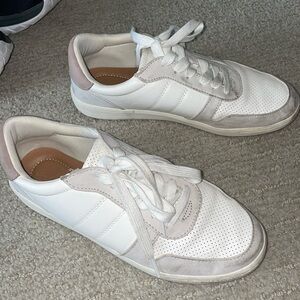 Universal thread sneakers 6.5 women’s